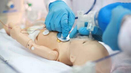 Auscultation of the chest newborn cells during mechanical ventilation